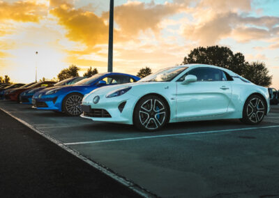 Alpine A110 sur le parking du circuit de Clastres au lever du soleil, 18 octobre 2026