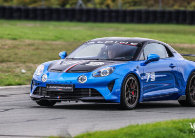 Alpine A110 bleue n°73 en piste au circuit de Clastres