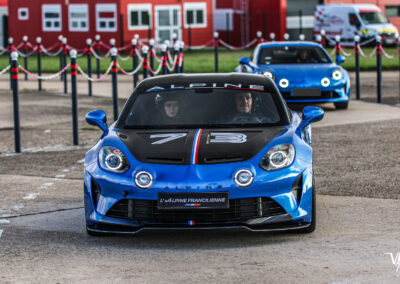 Alpine A110 avec pilote et copilote dans la voie des stands à Clastres