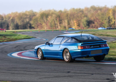 Alpine V6 bleue en piste au Pôle Mécanique de la Clef des Champs