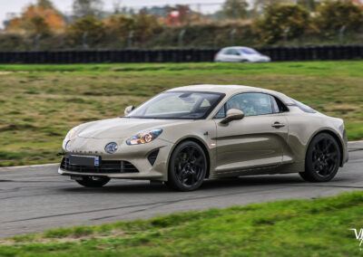 Alpine A110 beige en piste lors du trackday Alpine Francilienne à Clastres