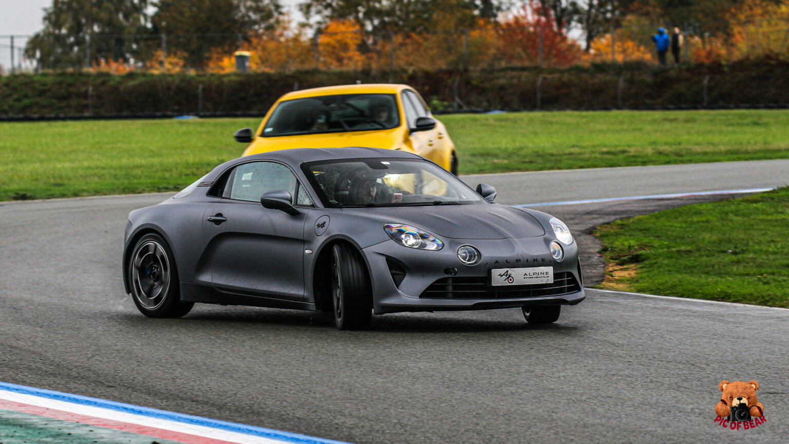 Alpine A110 grise en piste au circuit de Clastres en 2025
