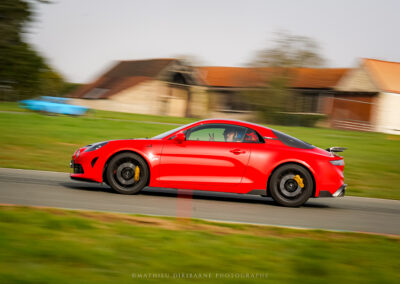 Alpine A110 rouge en piste au Circuit des Écuyers lors du trackday 2026