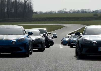 Alpine A110 alignées sur la piste du Circuit des Écuyers à Beuvardes