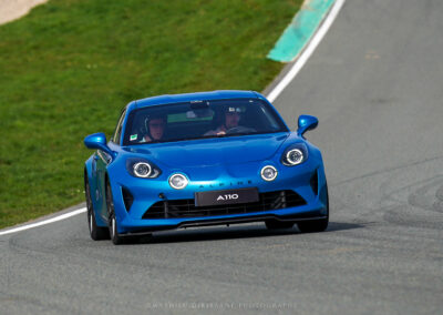 Alpine A110 bleue en virage sur le Circuit des Écuyers, mars 2026