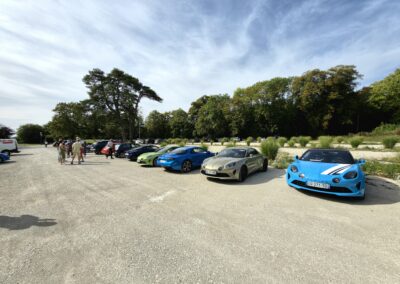 Alpine A110 et voitures de sport stationnées lors de la balade de l’été 2026 dans l’Oise