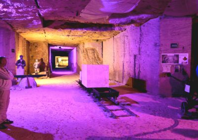 Salle éclairée des Carrières du Chemin de Vez lors de la visite du 6 septembre 2026