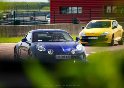 Alpine A110 et Renault Mégane RS jaune en piste à La Ferté-Gaucher, mai 2026