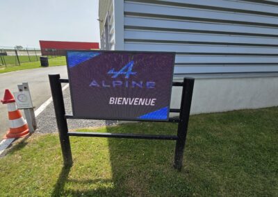 Panneau Alpine Bienvenue à l’entrée du paddock du circuit de La Ferté-Gaucher