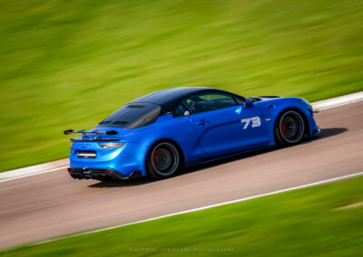 Alpine A110 bleue en piste sur le circuit de La Ferté-Gaucher lors du trackday 2026
