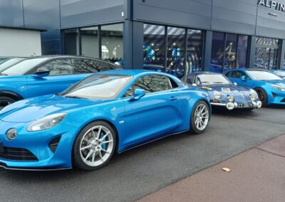 Alpine A110 bleue devant le Centre Alpine de Brie-Comte-Robert au départ de la sortie d’hiver 2026