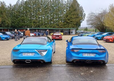 Alpine A110 garées sur le parking du Musée de la Vie d’Autrefois aux Ormes-sur-Voulzie