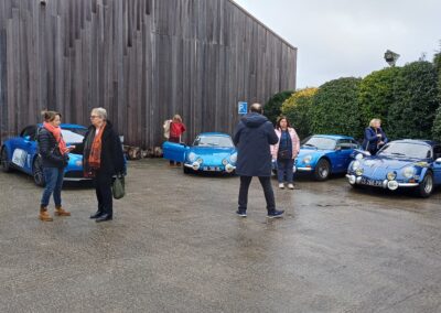 Membres du Club l’Alpine Francilienne et leurs Alpine lors de la sortie d’hiver 2026