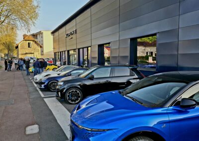 Alpine garées devant le Store Alpine de Brie-Comte-Robert au départ de la balade de printemps 2026