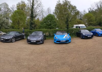 Alpine A110 et voitures de sport en pause lors du rallye touristique de printemps 2026