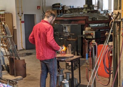 Artisan verrier au travail à la verrerie d’art de Soisy-sur-École