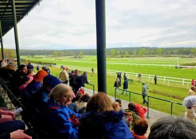 Participants du Club l’Alpine Francilienne dans les tribunes de l’hippodrome de Fontainebleau