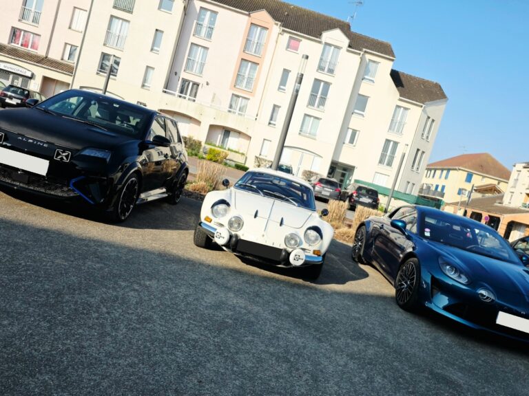 Alpine de plusieurs générations réunies lors d'un rassemblement du club