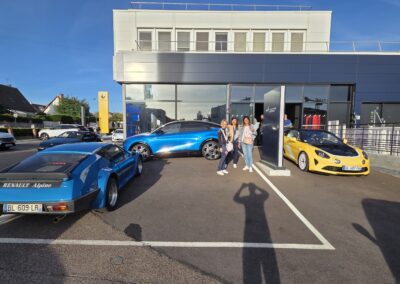 Alpine devant le Centre Alpine de Mantes-la-Ville au départ de la 26e Ronde des Fermes et des Châteaux