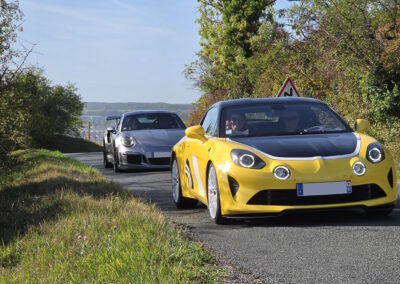 Alpine A110 jaune sur les routes des boucles de Seine lors de la Ronde 2026