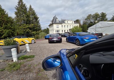 Alpine A110 garées devant une demeure normande lors de la Ronde 2026