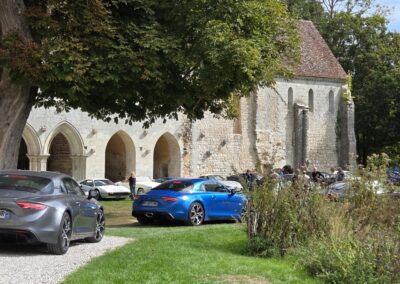 Alpine A110 dans le parc de l’abbaye de Fontaine-Guérard lors de la 26e Ronde