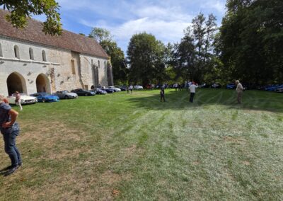 Participants de la Ronde devant l’abbaye de Fontaine-Guérard
