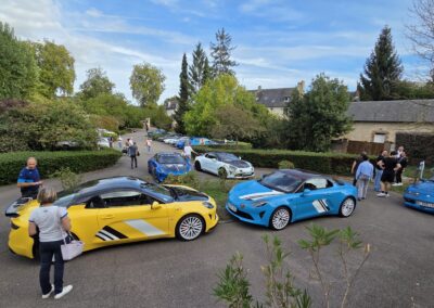 Alpine A110 jaune et bleue sur le parking de l’étape lors de la Ronde 2026