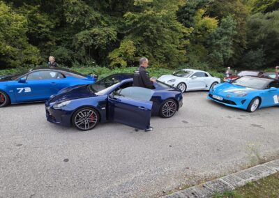 Alpine A110 et pilotes lors d’un arrêt de la 26e Ronde des Fermes et des Châteaux