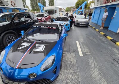 Alpine A110 embarquée sur le bac pour traverser la Seine vers Duclair
