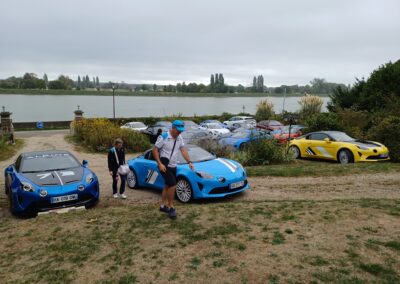 Alpine garées au bord de la Seine à l’arrivée de la Ronde 2026