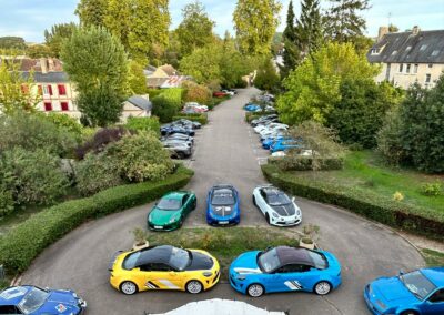 Alpine alignées dans l’allée à l’arrivée de la 26e Ronde des Fermes et des Châteaux